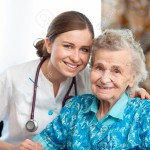 14456387-Senior-femme-avec-son-fournisseur-de-soins-domicile-Banque-d’images